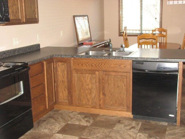 Building Photo - 400 N Plum St