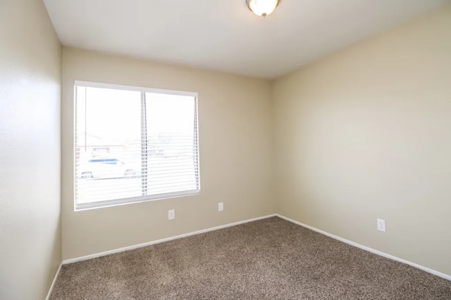 Building Photo - 811 E Hillview Cir
