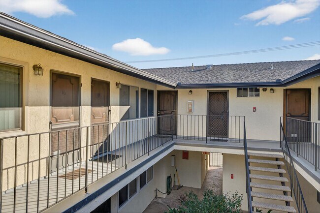 Building Photo - Gorgeous 2 Bedroom inside Gated Community! Close to Beach