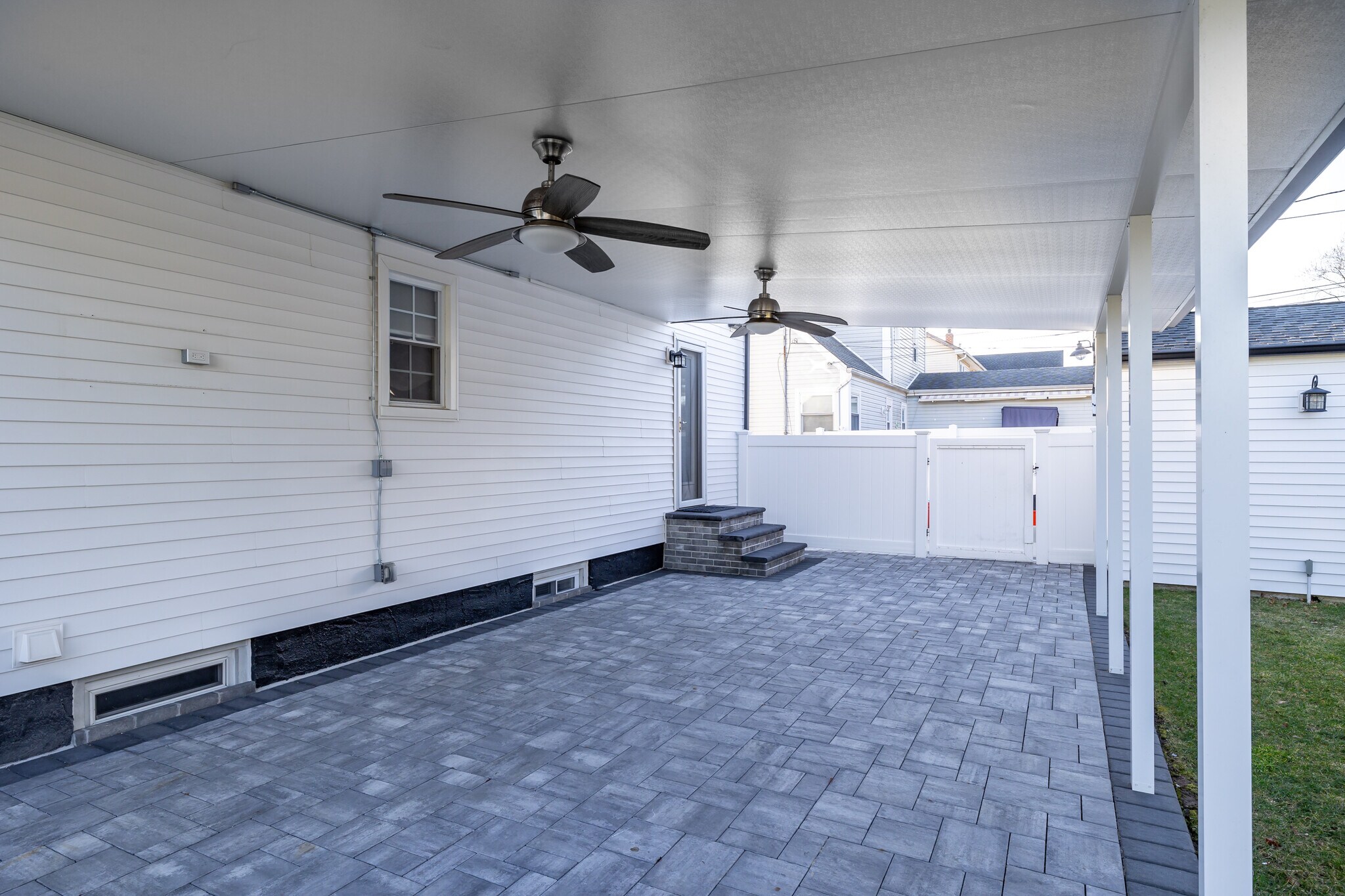 Building Photo - 762 Caryl St