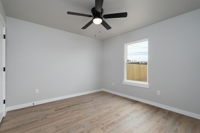 Building Photo - Move-In Ready Gem with No Application Fee!
