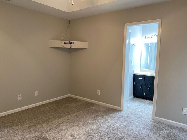 Building Photo - Beautifully Updated 3 Bed/2 Bath Home with...