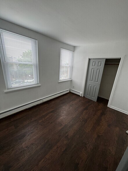 Building Photo - 424 E Girard Ave