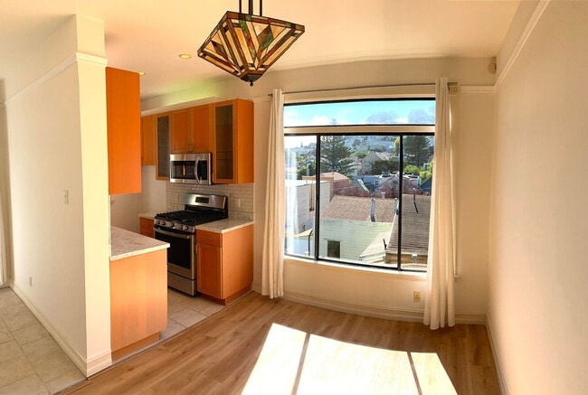 Building Photo - UPDATED BRIGHT 2BR/1BA  Top Floor Noe Vall...