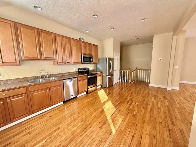 Building Photo - 860 Western Ave