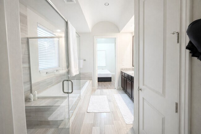 Building Photo - 2318 Hutchins St