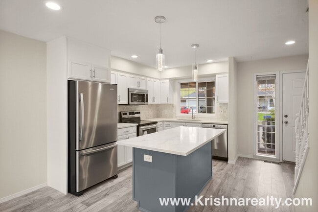 Building Photo - Gorgeous 3 BD* 2.5 BA* Updated Duplex Located in Historic Orenco in the Elk Meadows Community! *S...