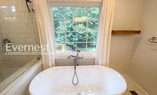 Building Photo - 4 Bed, 3.5 Bath Home with Garage / Pet-Friendly / Available Now!