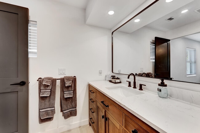 Building Photo - 320 NW 3rd Ave