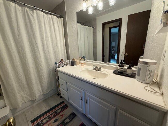 Building Photo - Spacious End-Unit Townhome in Scenic Shana...