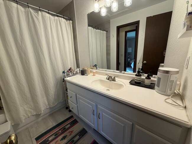 Building Photo - Spacious End-Unit Townhome in Scenic Shanahan Ridge