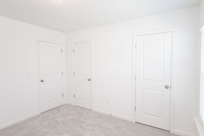 Building Photo - Beautifully designed 3-bedroom, 2.5-bath e...