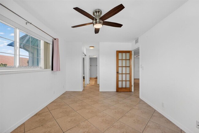 Building Photo - 3000 NE 5th Terrace