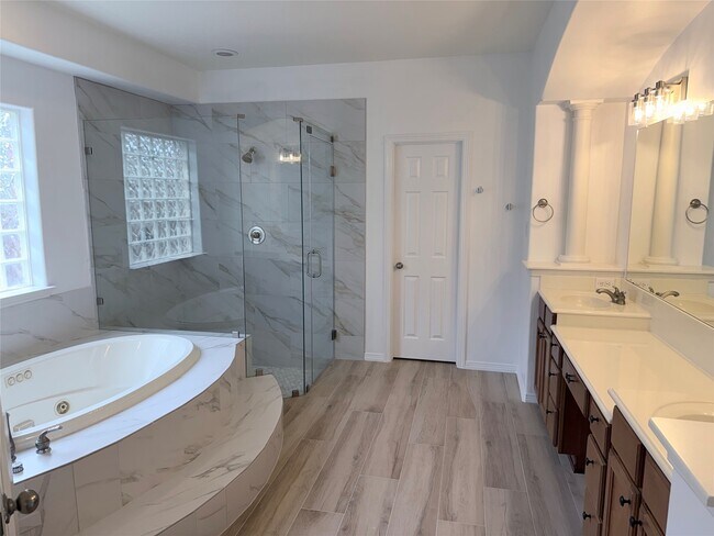 Building Photo - 16406 Lakewood Field Dr