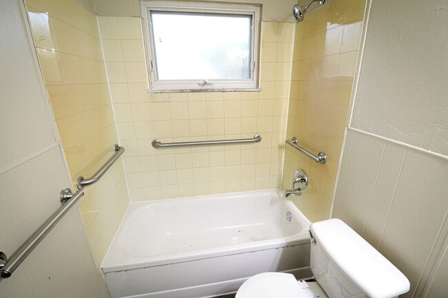 Building Photo - 3 Bedroom House