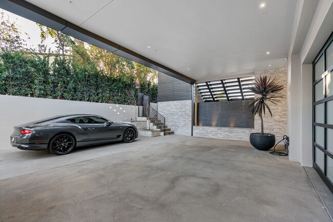 Building Photo - Prestigious Hollywood Hills Home for Rent