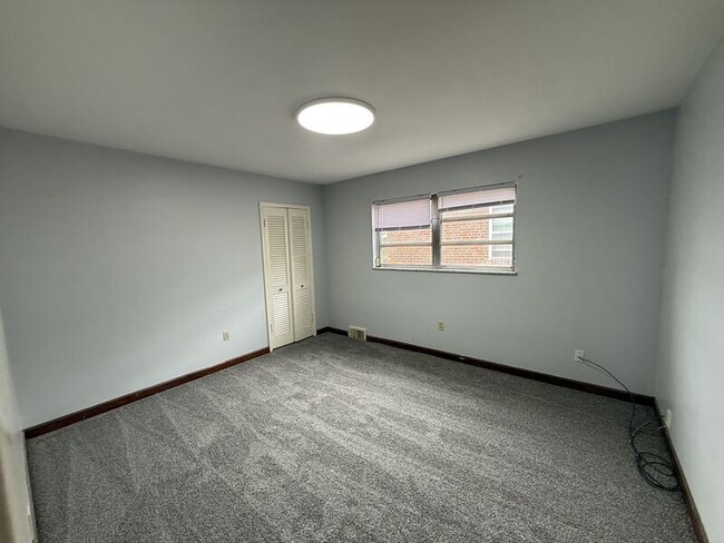 Building Photo - 1111 Elm Park Dr