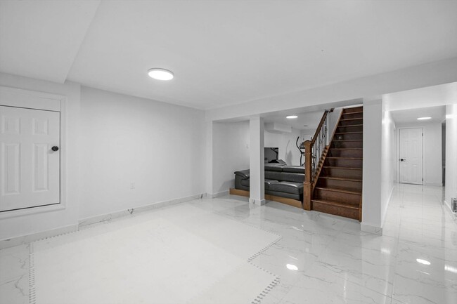 Building Photo - 66 Rockland Dr