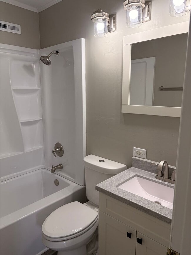 Building Photo - South Side-  4Bed/2 Bath Home