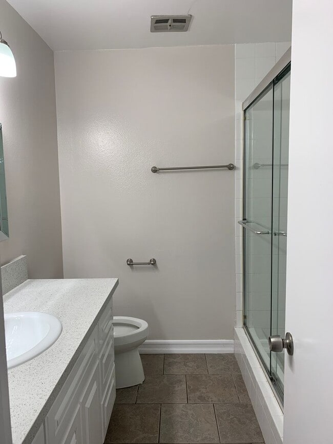 Building Photo - 2 Bedroom 2 Bath Condo with Pool and Hot T...