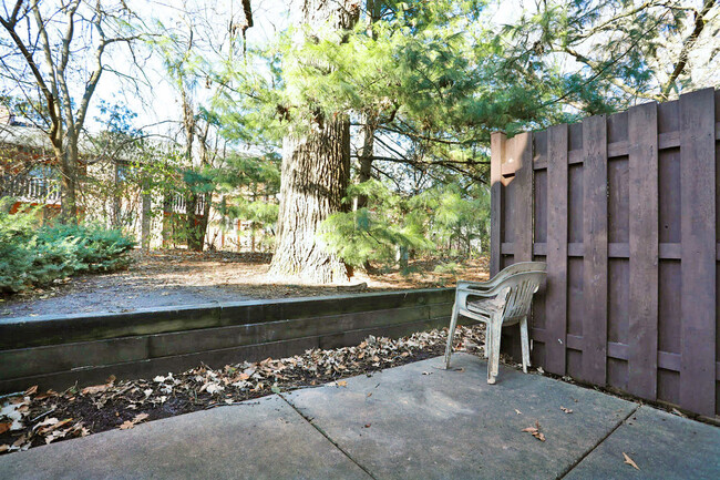 Building Photo - 724 Shady Oaks Ct