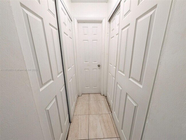 Building Photo - 6040 SW 26th St