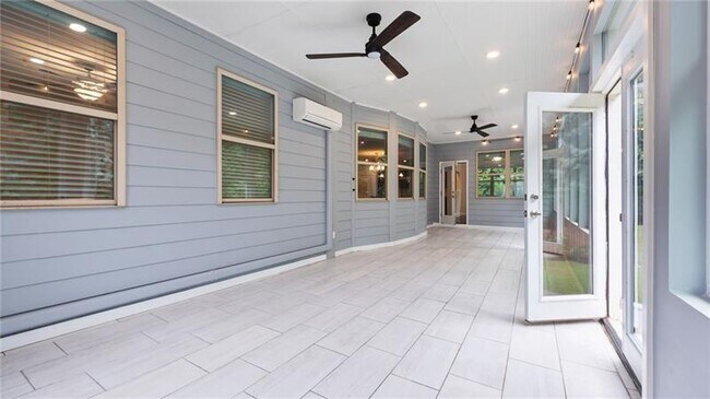Building Photo - 2040 Bloomfield Ct