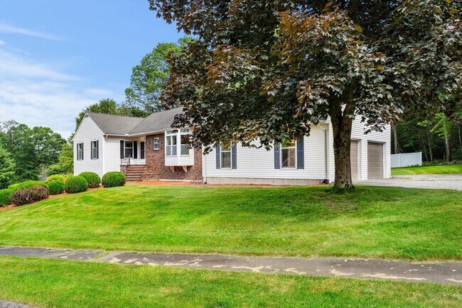 Primary Photo - 10 Sumac Cir