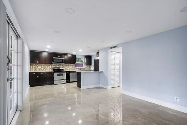 Building Photo - 5073 SW 28th Ave