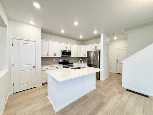 Building Photo - SECOND MONTH FREE RENT!