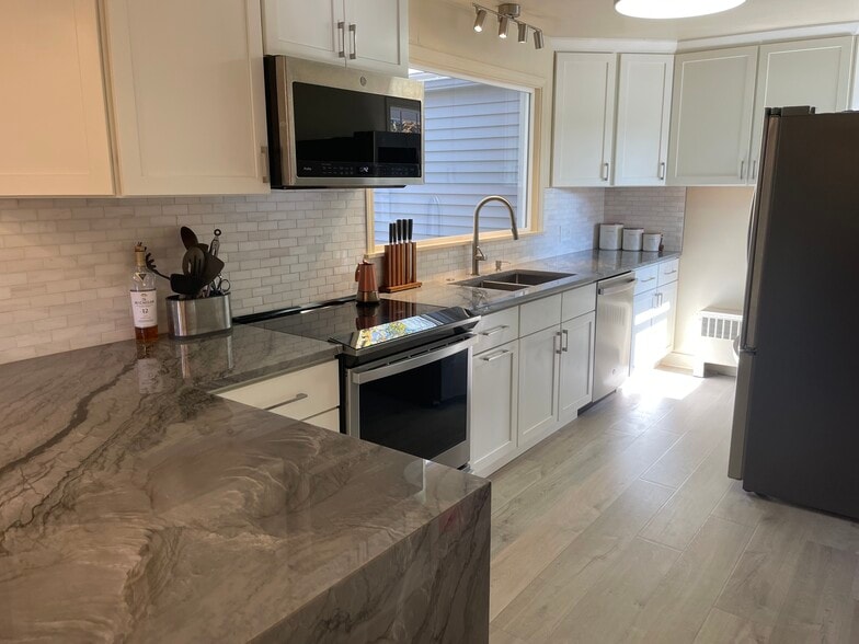 Building Photo - 206 Eastwood Ave