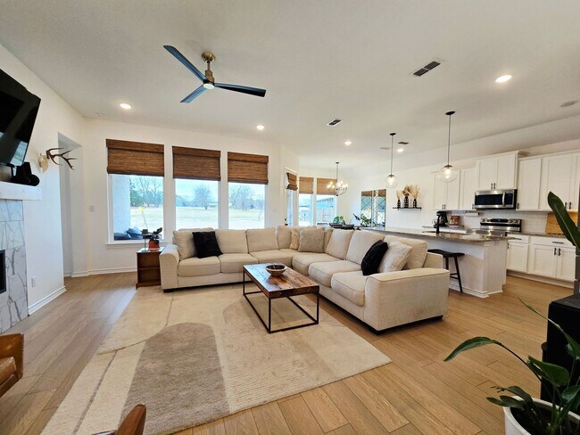 Building Photo - Coming Soon! Stunning 4 Bed 2 Bath on Almost an Acre in Flint!