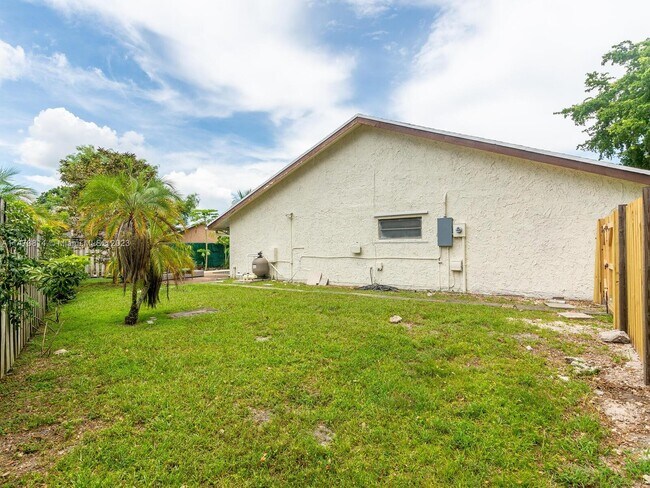 Building Photo - 741 E Plantation Cir