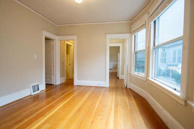 Building Photo - Gorgeous + Spacious 2-Bedroom Flat with Hardwoods, Dishwasher, Fireplace + Etc.!