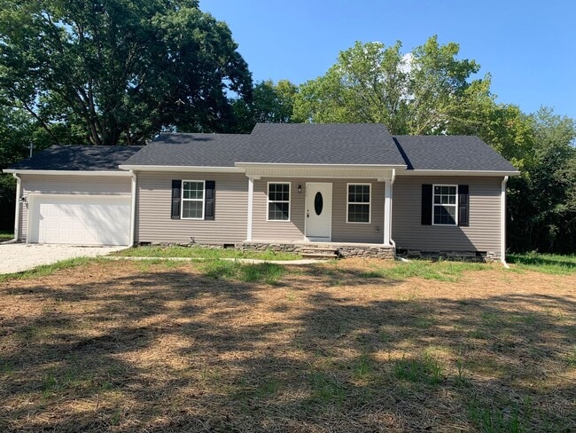 Building Photo - Charming 3 Bedroom Home in Private Setting in Tullahoma...