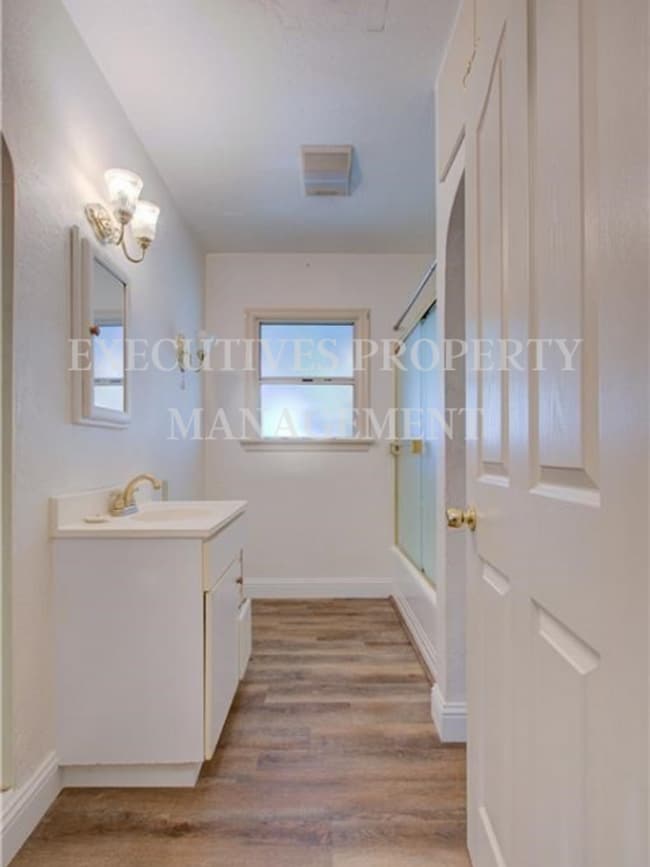 Building Photo - 859 W 21st St