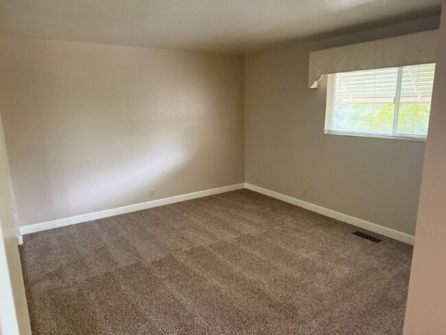 Building Photo - 2 Bedroom 2 Bath One Story Senior Community Vacaville *Star Rentals