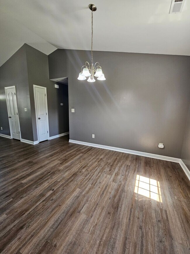 Building Photo - 3 Bed, 2 Bath Home In Woodbury Farm!