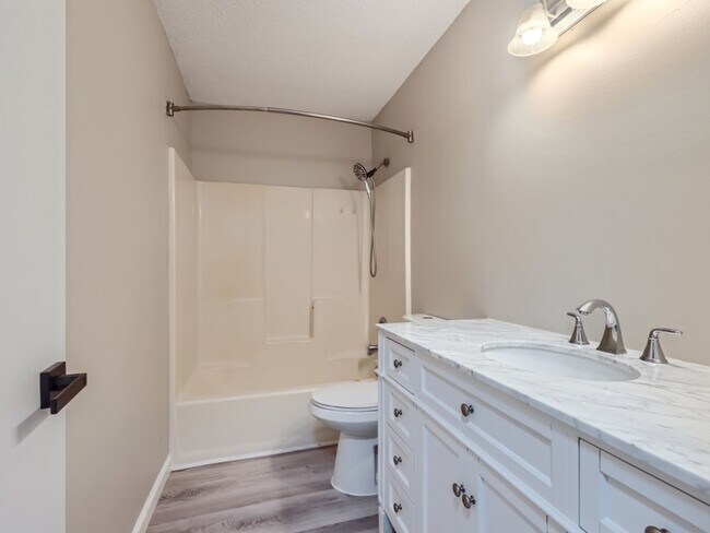 Building Photo - Blaine 4 Bedroom Townhome