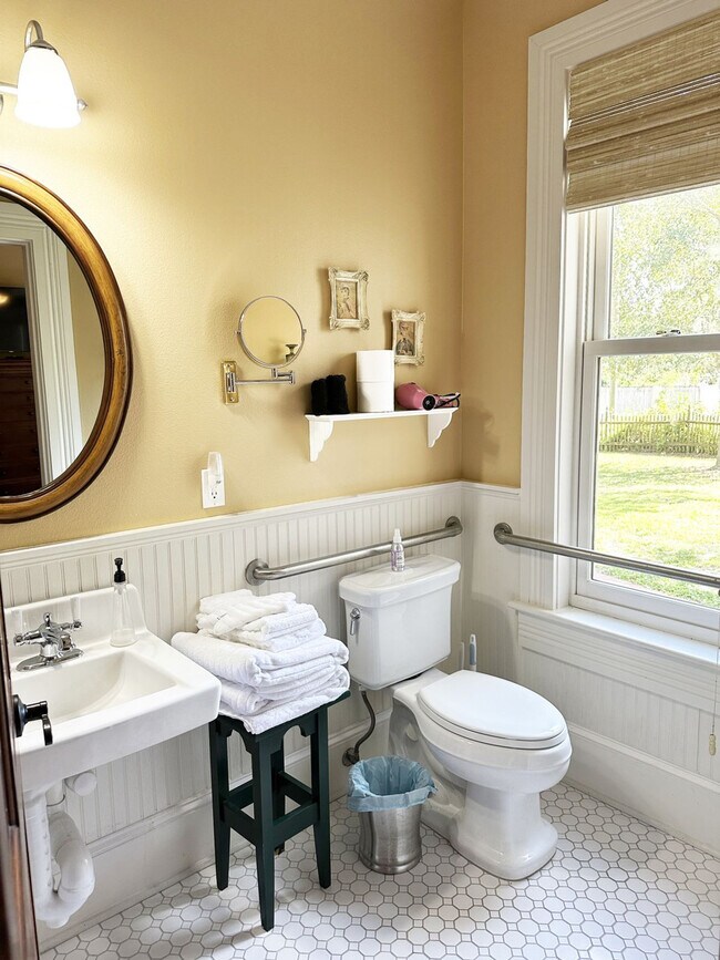 Building Photo - 205 SE 7th St