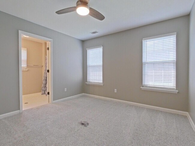 Building Photo - 304 Farmington Dr