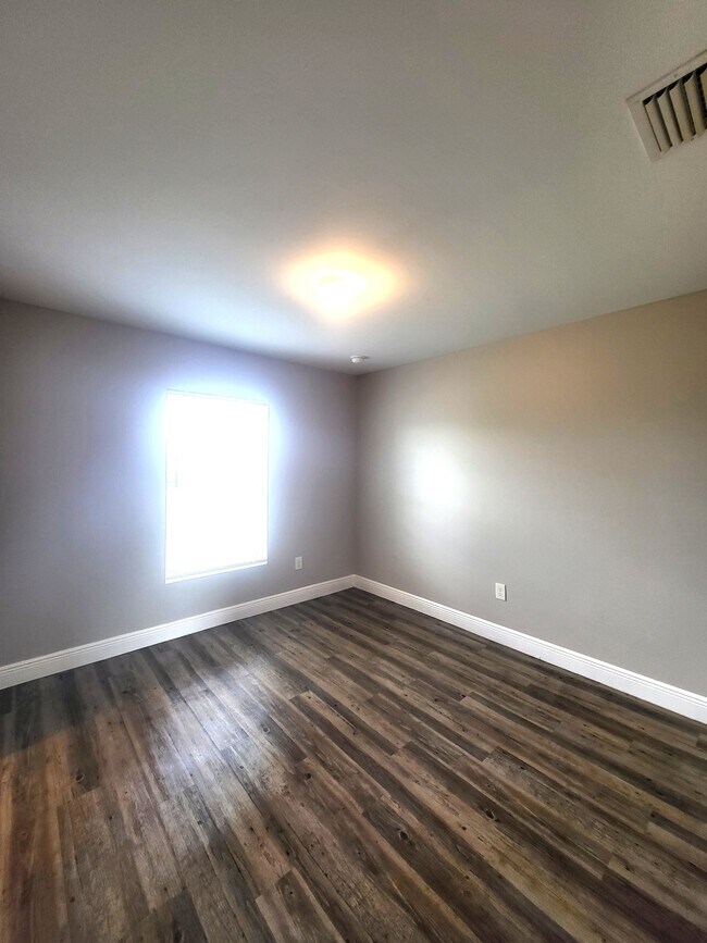 Building Photo - 5012 Dolphin Ct