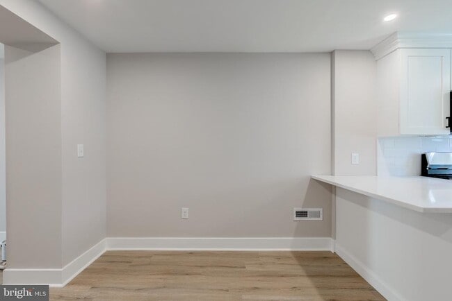 Building Photo - 369 E Hector St