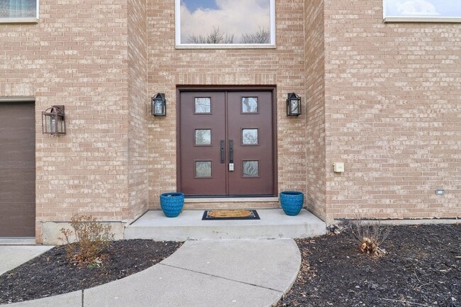 Building Photo - 644 N Franklin Ave