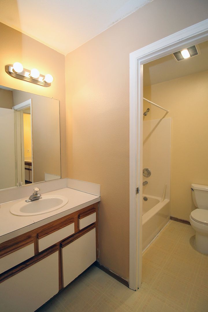 Building Photo - 3548-3548 NE 102nd Ave