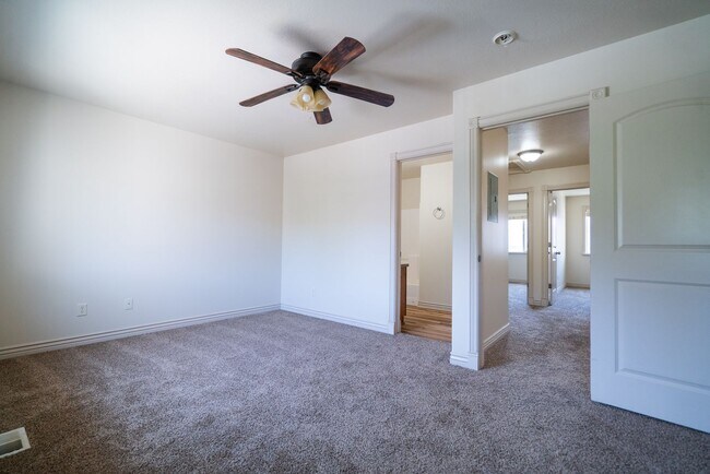 Building Photo - Modern 3 Bed, 2.5 Bath Townhouse - Excelle...