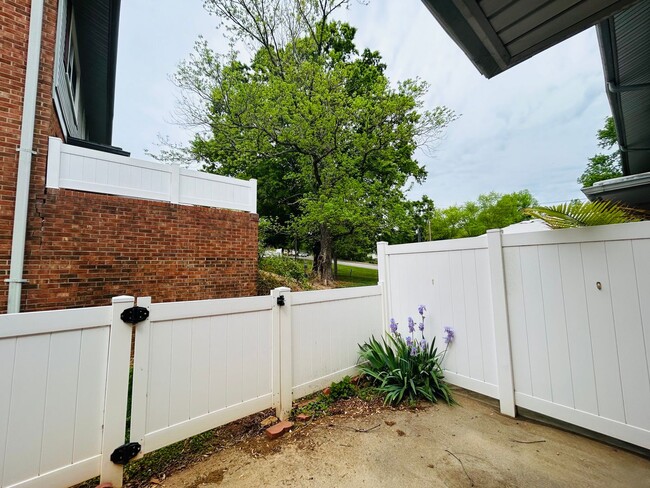 Building Photo - Charming 2 bedroom, 2.5 bathroom townhome ...