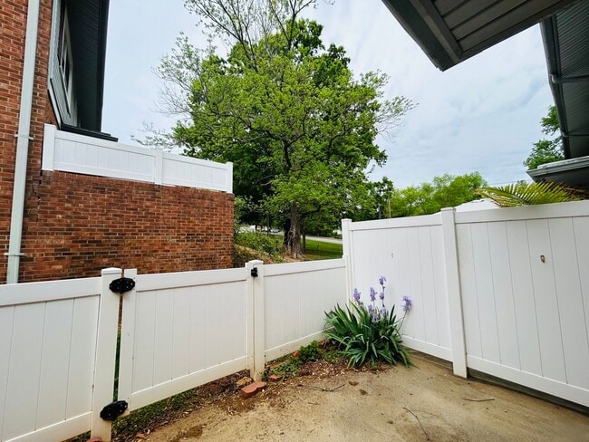 Building Photo - Charming 2 bedroom, 2.5 bathroom townhome in Greensboro w/2 master-suites/community pool