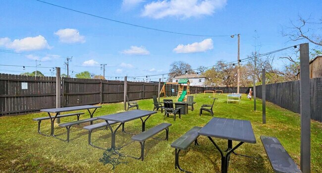 Building Photo - 2336 Minnie St