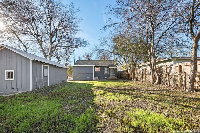 Building Photo - 2 bed 1 bath located in I35 SO. TO E. HOUS...
